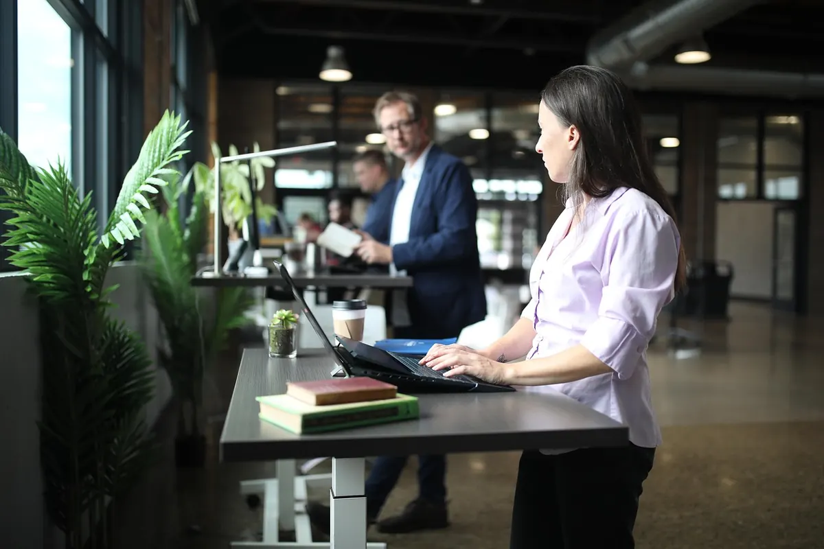 Sitting vs Standing Desks for Lower Back Pain: Which Is Better?